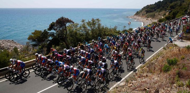 La manada cabalga cerca de la ciudad costera de Imperia durante la 13.ª etapa de la carrera ciclista Giro d'Italia 2022, 150 kilómetros de San Remo a Cuneo, noroeste de Italia. Luca Bettini / AFP