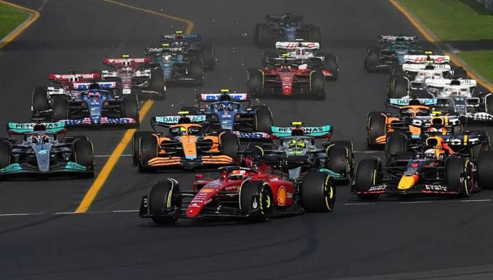 Charles Leclerc, el piloto monegasco de Ferrari, lidera el campeonato con 104 puntos.