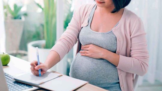 Los cambios que contiene el DNU de Milei sobre la licencia por maternidad