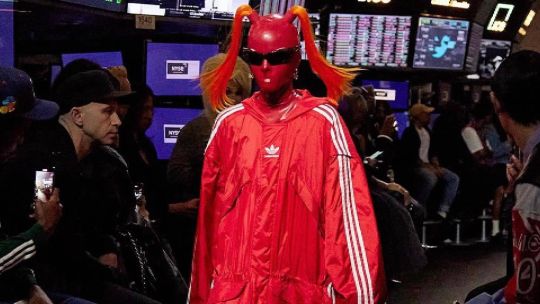 Pop americano de impacto: Balenciaga denuncia la globalización en alianza con Adidas