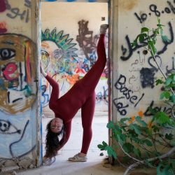 Einat Tobel, una bailarina israelí, actúa durante el rodaje de un vídeo musical en un antiguo edificio en los Altos del Golán anexionados por Israel, cerca de la frontera con Siria. | Foto:JALAA MAREY / AFP