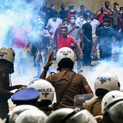 La policía utiliza gas lacrimógeno para dispersar a los estudiantes del Diploma Nacional Superior durante una manifestación que exige la dimisión del presidente de Sri Lanka, Gotabaya Rajapaksa, por la agobiante crisis económica del país, en Colombo. | Foto:ISHARA S. KODIKARA / AFP