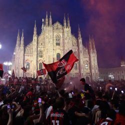 Los aficionados del AC Milan celebran en la Piazza Duomo en el centro de Milán después de que el AC Milan ganara el campeonato de la Serie A italiana "Scudetto" de 2022. | Foto:MIGUEL MEDINA / AFP