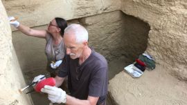 Fue hallada dentro del Foso Seco que rodea el complejo donde está ubicada la famosa Pirámide Escalonada del rey Djose.