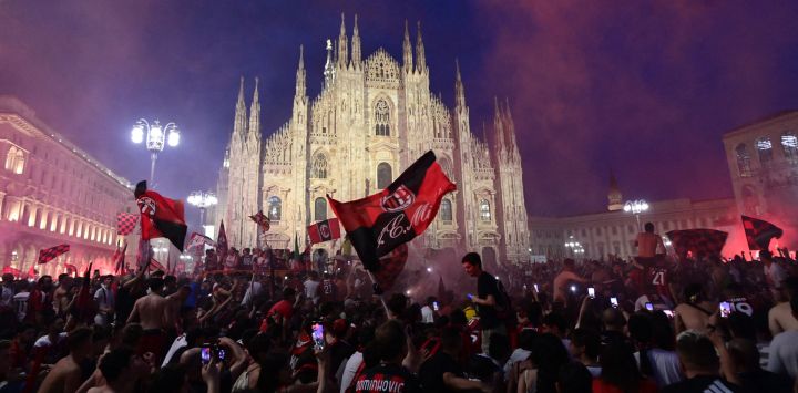 Los aficionados del AC Milan celebran en la Piazza Duomo en el centro de Milán después de que el AC Milan ganara el campeonato de la Serie A italiana "Scudetto" de 2022.