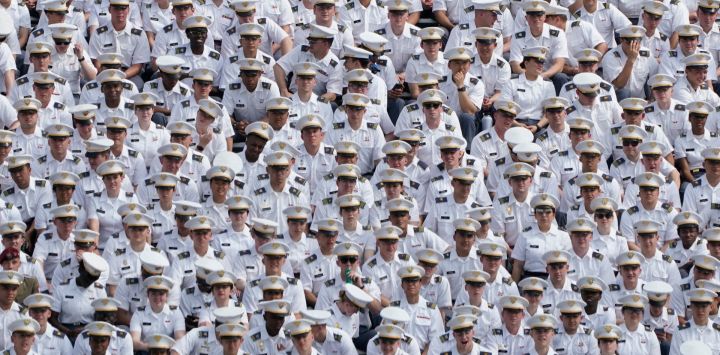 Los cadetes observan la llegada de sus compañeros de 2022 a la ceremonia de graduación en la Academia Militar de los Estados Unidos en West Point, en Nueva York. - Los cadetes que se gradúen serán comisionados como segundos tenientes en el Ejército de los Estados Unidos.