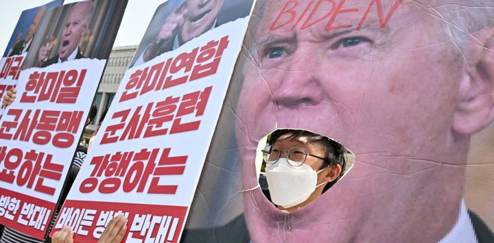 Un activista protesta contra la visita del presidente estadounidense Joe Biden cerca de la oficina presidencial, donde se espera que mantenga reuniones con el presidente surcoreano Yoon Suk-yeol en Seúl.