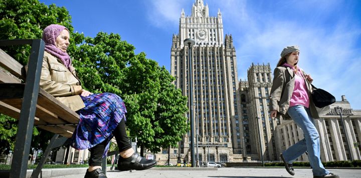 Una mujer pasa por delante de la sede del Ministerio de Asuntos Exteriores ruso en Moscú. - Rusia dijo que estaba estudiando una propuesta de plan de paz italiano para poner fin al conflicto en Ucrania.
