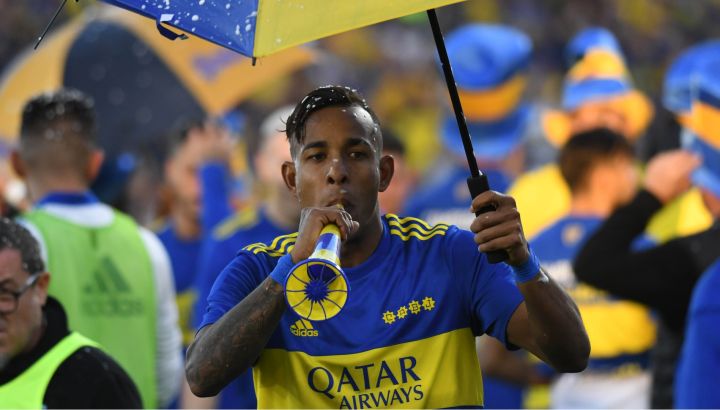 El jugador de Boca Sebastián Villa festeja tras la obtención de la Copa de la Liga ante Tigre.