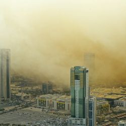 Imagen de edificios envueltos en una fuerte tormenta de arena, en la Ciudad de Kuwait. | Foto:Xinhua/Str