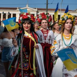 Ucranianos vestidos con ropa tradicional bordada marchan en Atenas para celebrar el "Día de la Vyshyvanka", una fiesta anual de las tradiciones populares ucranianas. | Foto:LOUISA GOULIAMAKI / AFP
