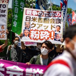 Un pequeño grupo de activistas protesta contra la cumbre de la Quad, celebrada con los líderes de Estados Unidos, Japón, Australia e India, mientras se celebra en Tokio. | Foto:Philip Fong / AFP
