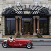 Imagen emblemática del Hôtel de Paris, testigo del paso veloz del Maserati 6CM de 1936.