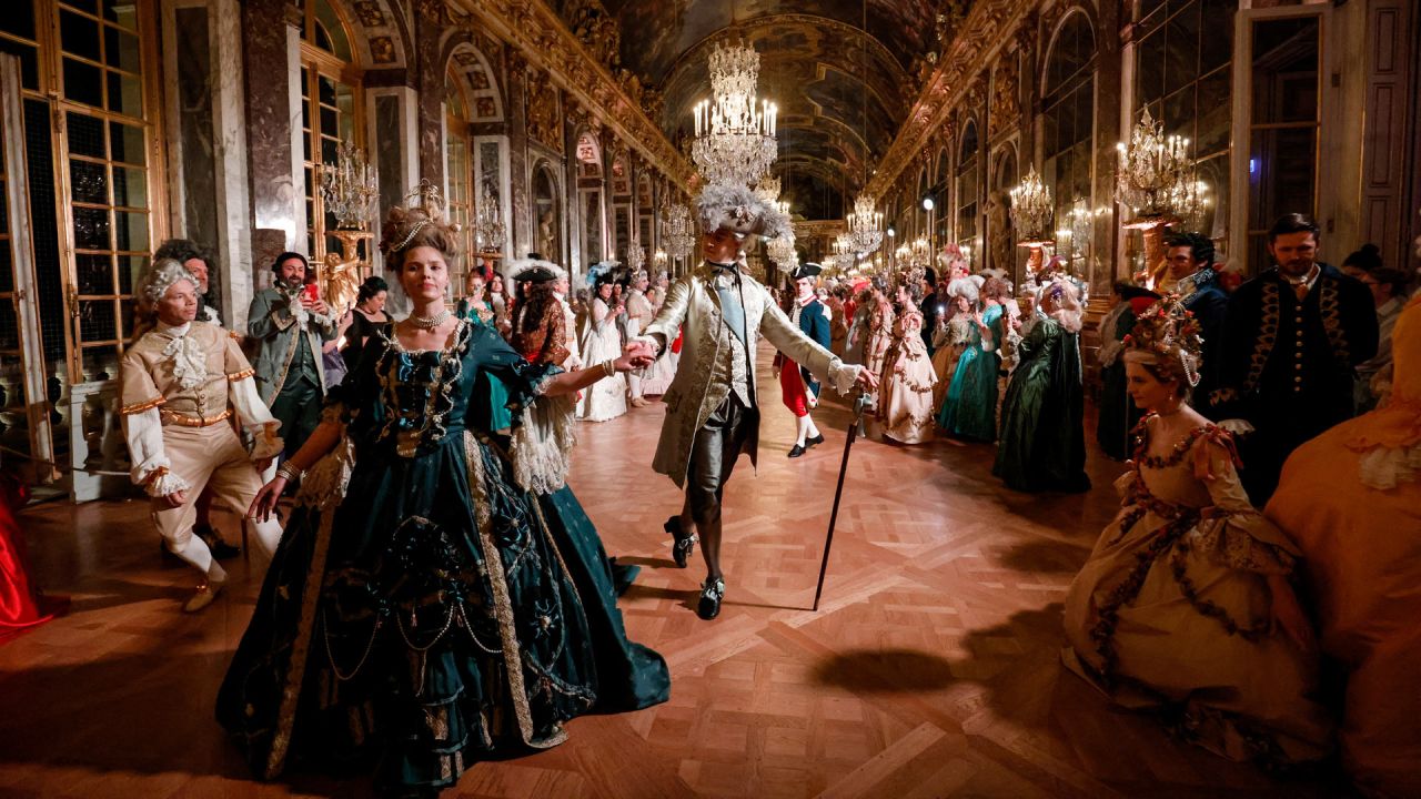 Invitados con trajes de estilo barroco caminan por el Salón de los Espejos del Palacio de Versalles en el marco de la sexta edición de la velada de disfraces Fetes Galantes, cuyo tema es la Boda Real de María Antonieta y Luis XVI, en Versalles. | Foto:Ludovic Marin / AFP