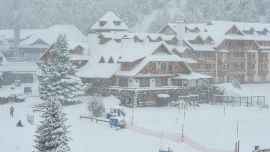 El Cerro Catedral y la ciudad de Bariloche amanecieron nevados este 24 de mayo de 2022.