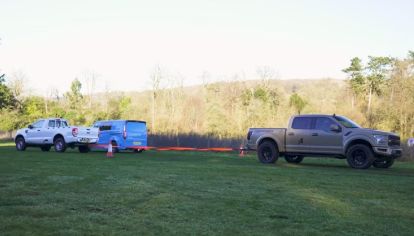 Engancharon una Ford F-150 Raptor vs. una Ranger y una Transit