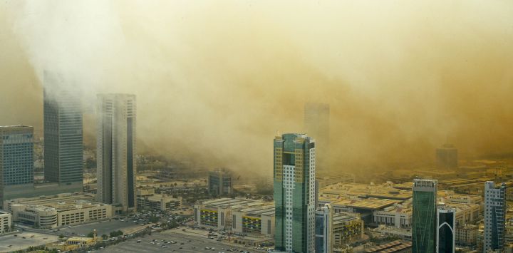 Imagen de edificios envueltos en una fuerte tormenta de arena, en la Ciudad de Kuwait.