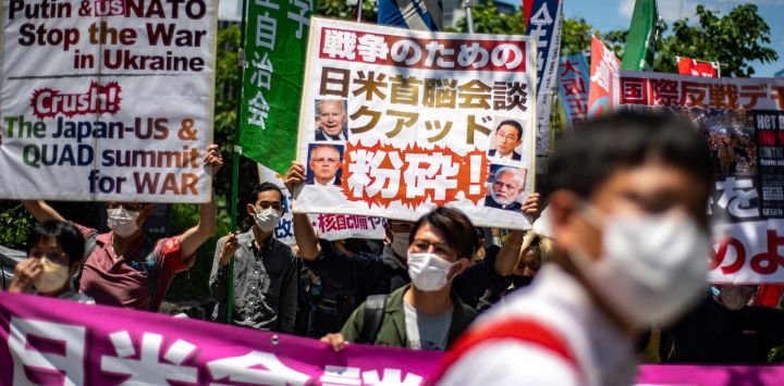 Un pequeño grupo de activistas protesta contra la cumbre de la Quad, celebrada con los líderes de Estados Unidos, Japón, Australia e India, mientras se celebra en Tokio.