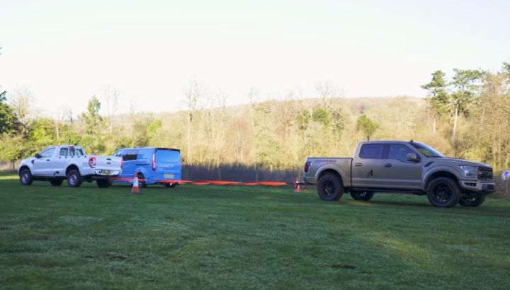 Engancharon una Ford F-150 Raptor vs. una Ranger y una Transit
