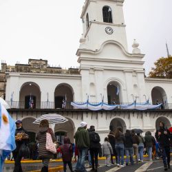 Personas esperan para ingresar al edificio del Cabildo durante las celebraciones por la conmemoración del "Día de la Revolución de Mayo", en el Museo Histórico Nacional del Cabildo y la Revolución de Mayo, en Buenos Aires. | Foto:Xinhua/Martín Zabala