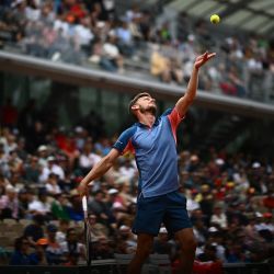 El belga David Goffin sirve al estadounidense Frances Tiafoe durante su partido individual masculino en el quinto día del torneo de tenis Roland-Garros Open en la cancha Simonne-Mathieu en París. | Foto:Anne-Christine Poujoulat / AFP