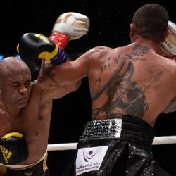 El brasileño Anderson Silva compite con Bruno Machado durante el evento Abu Dhabi Unity Boxing en el Etihad Arena en Abu Dhabi. | Foto:Ryan Lim / AFP