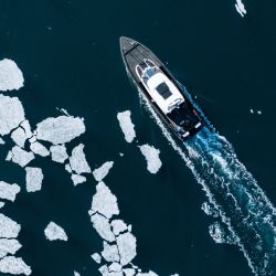 Esta imagen de vista aérea muestra el Kvitbjorn (Oso Polar, en noruego), un barco turístico híbrido, que combina un motor diésel y baterías eléctricas, mientras se abre paso en el hielo marino en la bahía de Borebukta, al norte de Noruega. | Foto:JONATHAN NACKSTRAND / AFP