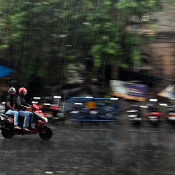 Los automovilistas se abren paso por la calle durante una lluvia en Calcuta, India. | Foto:DIBYANGSHU SARKAR / AFP