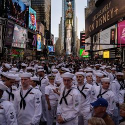 Militares estadounidenses se reúnen para una foto de grupo en Times Square, como parte de las celebraciones de la "Semana de la Flota" en Nueva York. | Foto:ED JONES / AFP