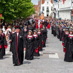 Patricipantes en traje de época caminan en La Procesión de la Santa Sangre en Brujas, Bélgica. | Foto:KURT DESPLENTER / BELGA / AFP