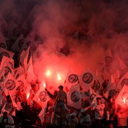 Seguidores del Eintracht Frankfurt sostienen bengalas durante el partido de fútbol de la final de la UEFA Europa League entre el Eintracht Frankfurt y el Glasgow Rangers en el estadio Ramón Sánchez Pizjuán de Sevilla. | Foto:JORGE GUERRERO / AFP