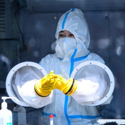 Un trabajador médico se prepara para realizar una prueba de ácido nucleico para el coronavirus Covid-19 en un sitio de recolección de hisopos en Shenyang, en la provincia nororiental china de Liaoning. | Foto:AFP