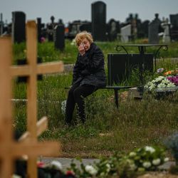Una mujer llora mientras visita la tumba de Stanislav Hvostov, de 22 años, un militar ucraniano asesinado durante la invasión rusa de Ucrania, en la sección militar del cementerio de Kharkiv número 18 en Bezlioudivka, este de Ucrania. | Foto:DIMITAR DILKOFF / AFP