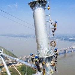 Vista aérea de técnicos de servicios públicos trabajando en el sitio de construcción de la sección de Anhui del proyecto de transmisión de energía de ultra alto voltaje Baihetan-Zhejiang a lo largo del río Yangtze, en la provincia oriental china de Anhui. | Foto:Xinhua/Zheng Xianlie