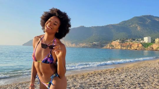 Deborah Rodríguez en la playa de Alicante