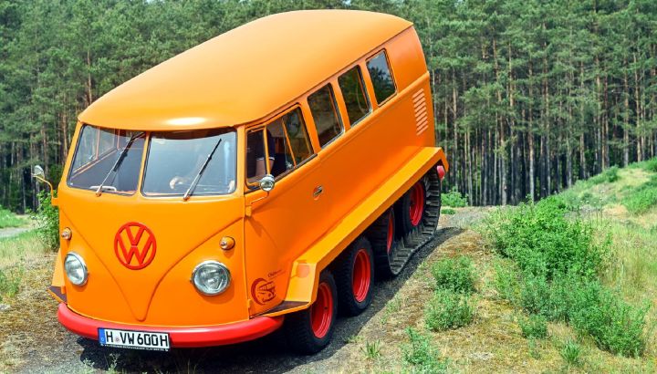 Conocé el nuevo VW Kombi con ocho ruedas y orugas de tanque