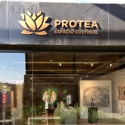 Protea, la galería de arte que dirige Julieta Gargiulo, exhibe trabajos sobre la cultura vitivinícola hechos por artistas mendocinos.