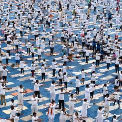 La gente participa en una sesión de yoga masiva en el estadio Lal Bahadur Shastri en Hyderabad, India. | Foto:NOAH SEELAM / AFP