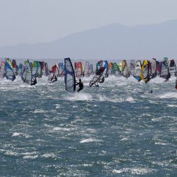 Los competidores toman la salida de la primera etapa de la 20ª edición de la competición de windsurf Defi Wind en el mar Mediterráneo, frente a la capa de Gruissan, en el sur de Francia. - Unos 1250 windsurfistas participan en el evento. | Foto:RAYMOND ROIG / AFP