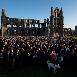 Los vampiros se reúnen en los terrenos de la abadía de Whitby durante un intento de récord mundial Guinness de reunir el mayor número de vampiros en un solo lugar, en Whitby, al noreste de Inglaterra. | Foto:OLI SCARFF / AFP