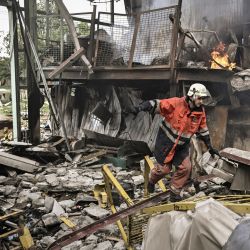 Un bombero participa en la extinción de un incendio en una planta de fabricación de yeso tras un bombardeo en la ciudad de Bakhmut en la región oriental ucraniana de Donbas, en el 93º día de la invasión rusa de Ucrania. | Foto:ARIS MESSINIS / AFP