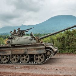 Un tanque del ejército congoleño se dirige hacia la línea del frente cerca de Kibumba, en los alrededores de la ciudad de Goma, en Kivu del Norte, durante los enfrentamientos entre el ejército congoleño y los rebeldes del M23. | Foto:Arlette Bashizi / AFP