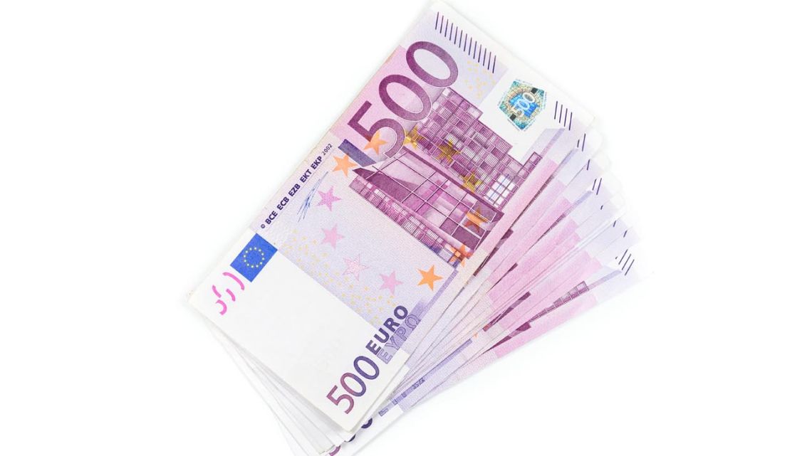 L’euro blu chiude a 1.000 dollari da acquistare e 1.054 dollari da vendere oggi, martedì 5 dicembre 2023.