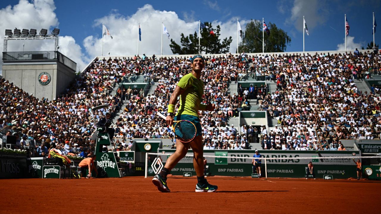 El español Rafael Nadal reacciona mientras juega contra el holandés Botic Van De Zandschulp durante su partido individual masculino en el sexto día del torneo de tenis Roland-Garros Open en la cancha Suzanne-Lenglen en París. | Foto:Anne-Christine Poujoulat / AFP
