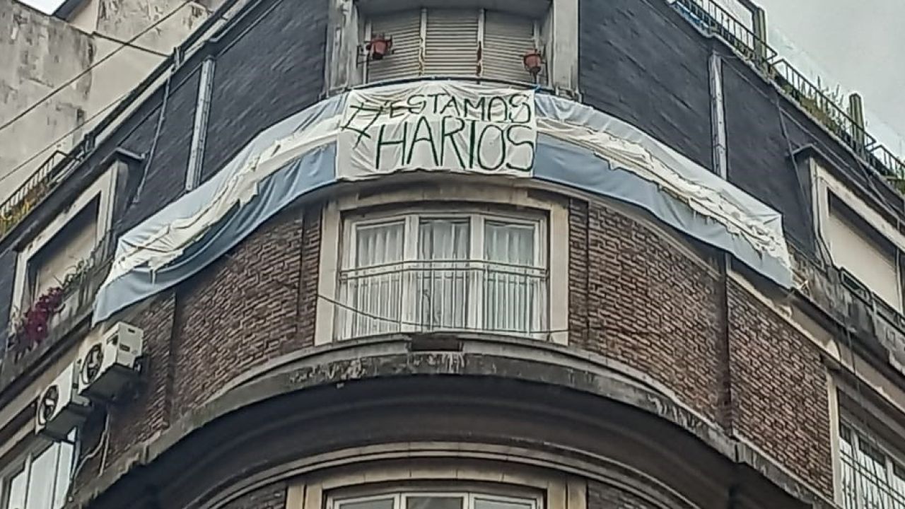 La vecina de Cristina Kirchner cerró todo y colgó la bandera #EstamosHartos  | Perfil