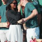 Meghan Markle y el Príncipe Harry, sin protocolo: apasionado beso en un partido de polo 