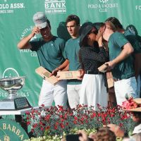 Meghan Markle y el Príncipe Harry, sin protocolo: apasionado beso en un partido de polo