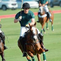 Meghan Markle y el Príncipe Harry, sin protocolo: apasionado beso en un partido de polo 