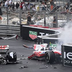 El piloto alemán del equipo Haas F1, Mick Schumacher, se estrella durante el Gran Premio de Mónaco de Fórmula 1 en el circuito urbano de Mónaco. | Foto:CHRISTIAN BRUNA / AFP