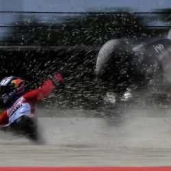 El piloto italiano del Gresini Racing Ducati, Enea Bastianini, se cae durante los entrenamientos libres 3 previos al Gran Premio de Italia de Moto GP en el circuito de Mugello, Toscana. | Foto:FILIPPO MONTEFORTE / AFP